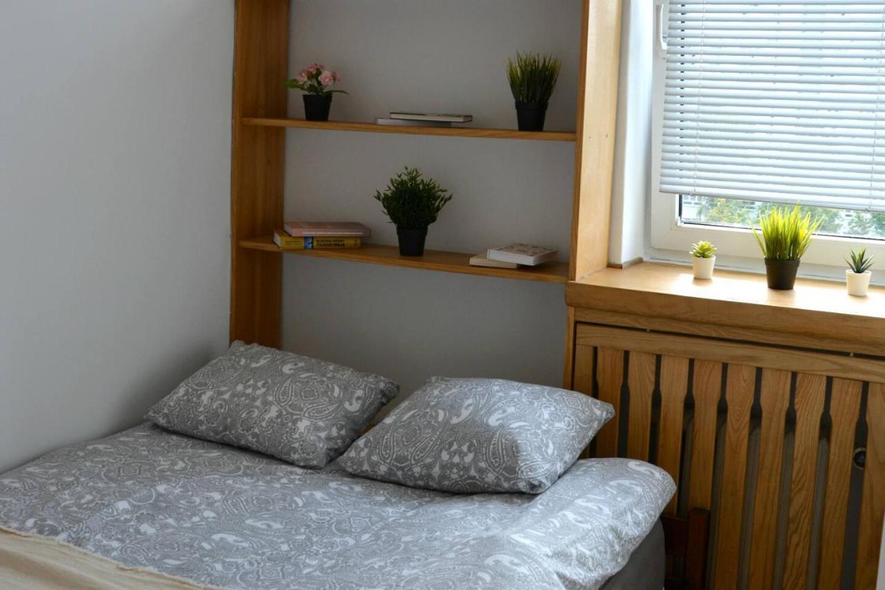 Ohmyhome - Sunny Apartment In City Center Warschau Exterior foto